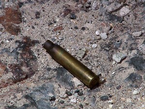 Cápsulas de bala de fuzil são encontradas no local do crime (Foto: Reprodução/TV Globo)