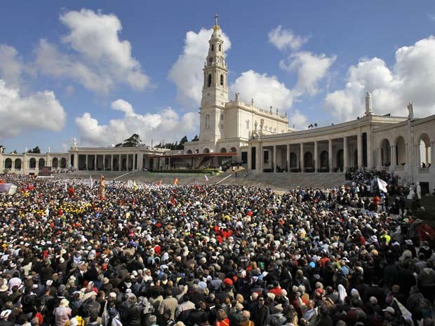 Grupo fazia peregrinação até o Santuário de Fátima, que recebe milhares de fiéis todos os anos. Na foto de 2010, fiéis participam de missa no santuário de Fátima  (Foto: Victor R. Caivano/AP)
