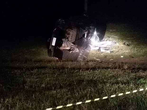 Carro do cantor Renan Ribeiro após o acidente em estrada (Foto: Arquivo Pessoal)