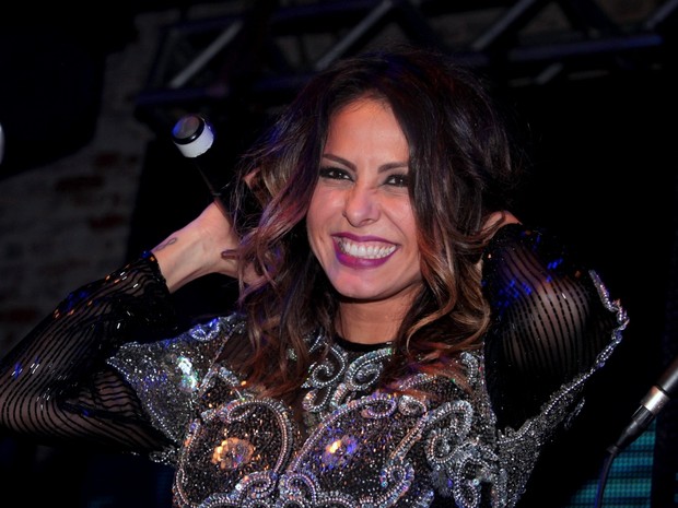 Alinne Rosa em show no Recife (Foto: Leo Franco/ Ag. News)