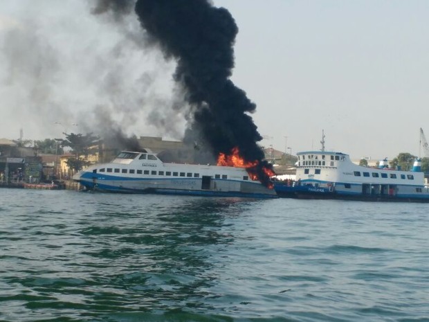 Barca que faz travessia de pedestres pegou fogo nesta segunda-feira (Foto: G1)