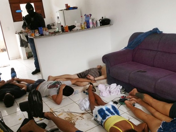 Jovens foram presos dentro de uma casa na praia da Pipa, no litoral Sul potiguar (Foto: PM/Divulgação)