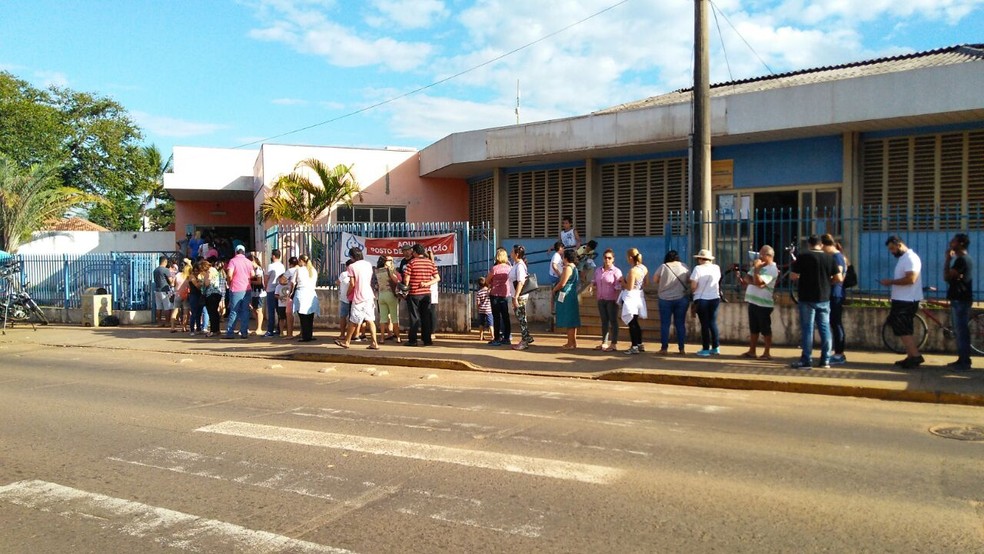 Fila na unidade de saúde do bairro Tiradentes (Foto: Osvaldo Nóbrega/ TV Morena)