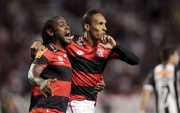 Vagner Love e Liedson gol Flamengo x Atlético-MG (Foto: Marcelo Theobald / O Globo)