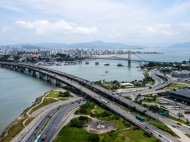 Vista área das três pontes de Florianópolis (Foto: David Sadowski/Divulgação)