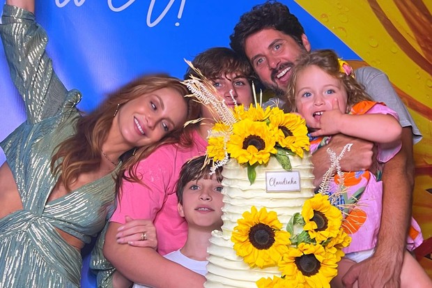 Claudia Leitte comemora seus 42 anos com o marido e os três filhos (Foto: Reprodução/Instagram)