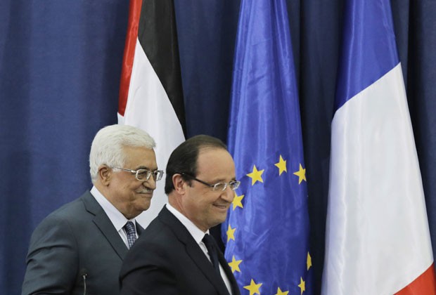 Hollande e Abbas nesta segunda-feira (18) em Ramallah, na Cirjordânia (Foto: Ammar Awad/Reuters)