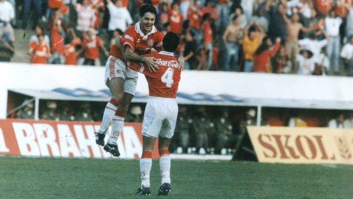 Argel marca em Gre-Nal de 1994 (Foto: Valdir Friolin / Agência RBS)