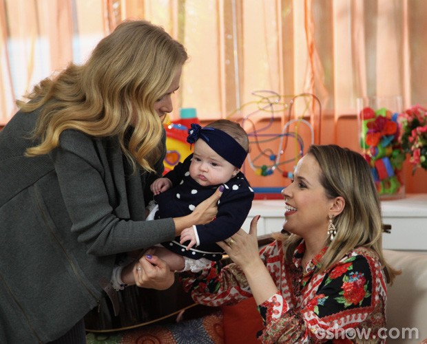 Ao lado de Lorena, Angélica brinca com Laurinha, filha de João Neto (Foto: Camila Camacho / TV Globo)