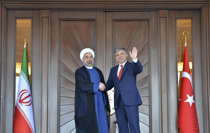 O presidente do Irã, Hassan Rohani (à esq.), se reúne com o presidente da Turquia, Abdullah Gul, na capital turca, Ancara.  Rohani está em visita de Estado pela Turquia