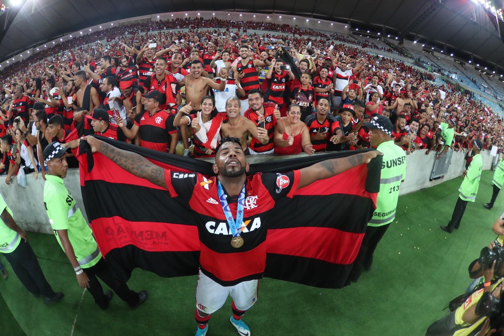 Rodinei comemora título com a torcida (Foto: Gilvan de Souza/Flamengo)