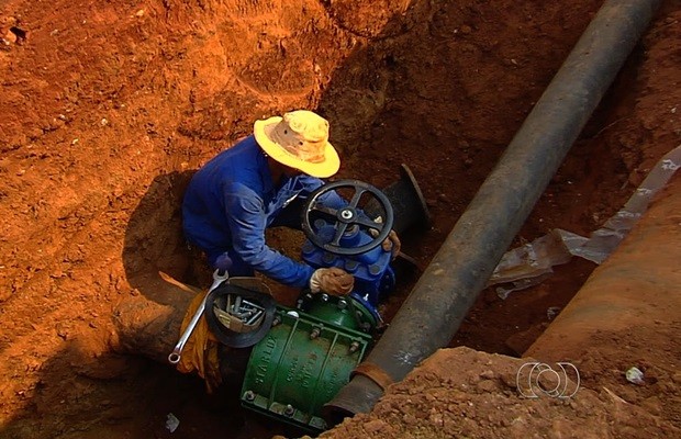 Saneago faz obra emergencial para tentar normalizar fornecimento de água (Foto: Reprodução/TV Anhanguera)