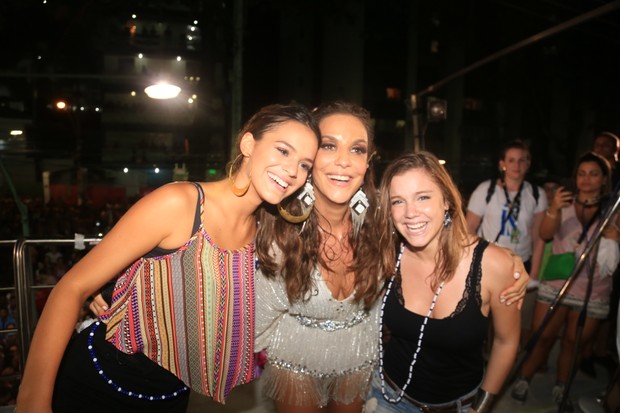 Bruna Marquezine sobre no trio da Ivete Sangalo (Foto: Divulgação / Fred Pontes) Bruna Marquezine sobre no trio da Ivete Sangalo (Foto: Divulgação / Fred Pontes)