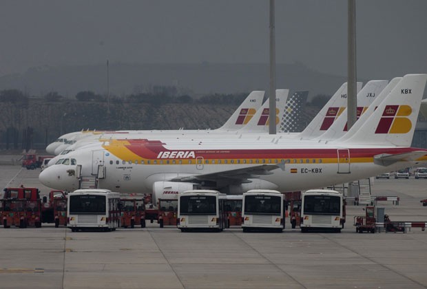 Aviões da Iberia são vistos estacionados no aeroporto de Madri nesta segunda-feira (18), primeiro dia da greve de funcionários da empresa (Foto: Paul White/AP) Aviões da Iberia são vistos estacionados no aeroporto de Madri nesta segunda-feira (18), primeiro dia da greve de funcionários da empresa (Foto: Paul White/AP)