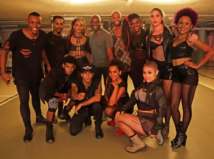 Taís Araújo ao lado do coreógrafo Zebrinha e os bailarinos  (Foto: Paulo Gonçalves/Gshow)