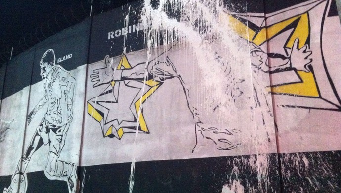 Imagem de Robinho no muro do CT Rei Pelé, em Santos, é vandalizada (Foto: Renan Fiuza / TV Tribuna)