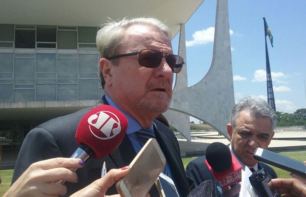O prefeito de Belo Horizonte, Marcio Lacerda (PSB), durante entrevista em frente ao Palácio do Planalto (Foto: Filipe Matoso / G1)