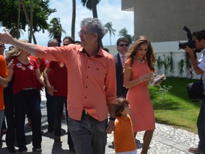 Ricardo Coutinho, candidato a reeleição no governo da Paraíba, chega com a primeira dama e o filho à secção de votação, no Cabo Branco (Foto: Wagner Lima/G1 PB)