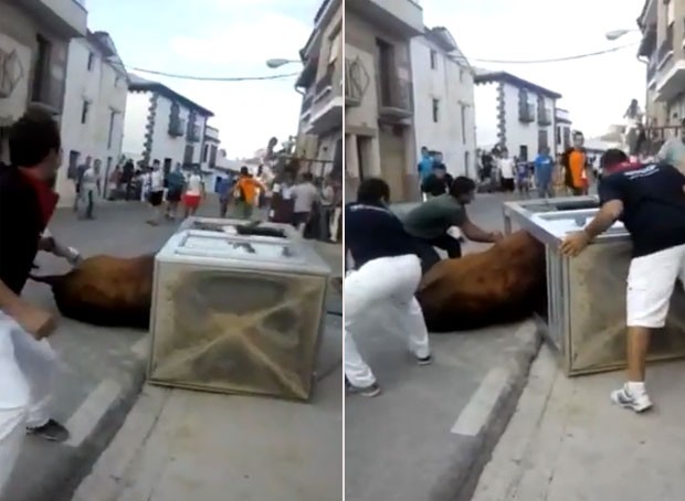 Touro ficou entalado em cabine de telefone durante festival na Espanha (Foto: Reprodução/YouTube/Javier Zabaleta)
