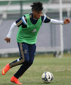 Com confiança do chefe, Leandro volta ao time e assume bolas paradas