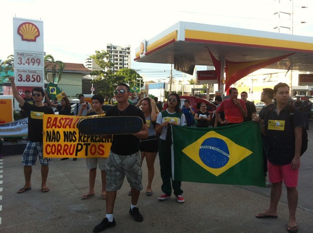 Em Manaus (AM) uma manifestação contra Lula e Dilma começou por volta das 17h locais (18h de Brasília) na Avenida Djlama Batista, na Zona Centro-Sul da cidade. 