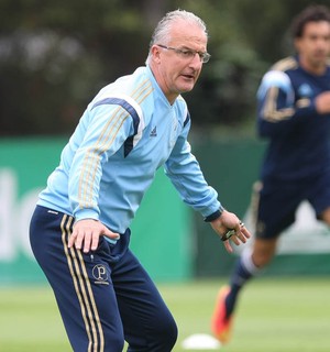 Dorival muda time, fecha treino, mas ainda luta para encontrar base ideal