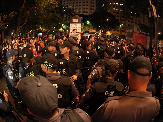 Manifestantes na porta do Festival do Rio (Foto: Claudio Andrade / Foto Rio News)