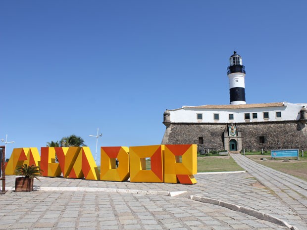 O Farol da Barra em Salvador ganhou mais um letreiro comemorativo a cidade nesta segunda-feira (2). A peça de 17 metros de cumprimento e dois de largura, semelhante a já existente na praça municipal. Outra será intalada no Dique do Tororó. (Foto: Divulgação / Agecom)