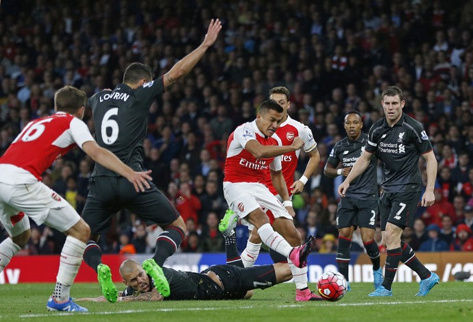 Alexis Sanchez Arsenal x Liverpool (Foto: Reuters)
