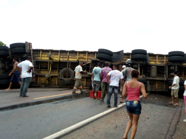 Carreta ficou atravessada na rodovia, em Presidente Tancredo Neves (Foto: Moisés de Jesus/PTN News)