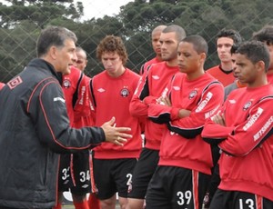Ricardo Drubscky, técnico do Atlético-PR, treina o time (Foto: Gustavo Oliveira/Site oficial do Atlético-PR)