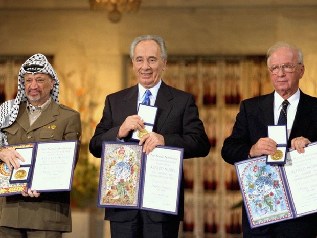 Shimon Peres (centro) recebe o Nobel da Paz com Yasser Arafat e Yitzak Rabin (Foto: Israel/Government Press Office)