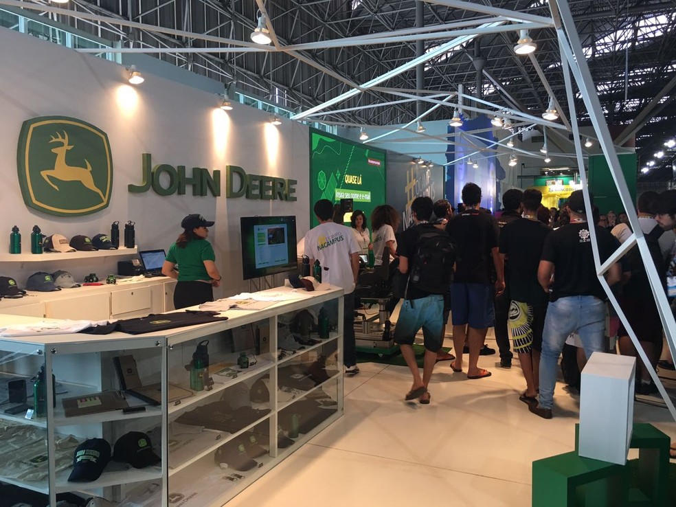 Jovens se aglomeram no stand da John Deerer para o lançamento da hackaton na Campus Party. (Foto: Helton Simões Gomes/G1)
