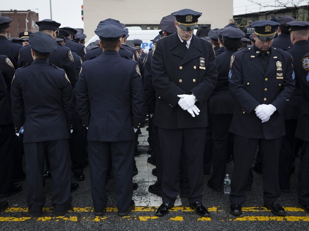 Policiais viram as costas ao prefeito de Nova York, Bill de Blasio, durante funeral do agente Wnjian Liu, no domingo (4) (Foto: AP Photo/John Minchillo)
