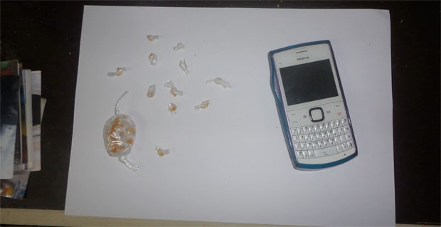 Mais de 80 pedras de crack estavam escondidas na genitália da adolescente apreendida em Natal (Foto: Divulgação/Polícia Civil do RN)