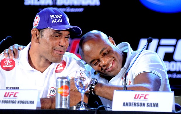 Anderson Silva e Minotauro coletiva UFC Rio III (Foto: André Durão / Globoesporte.com)