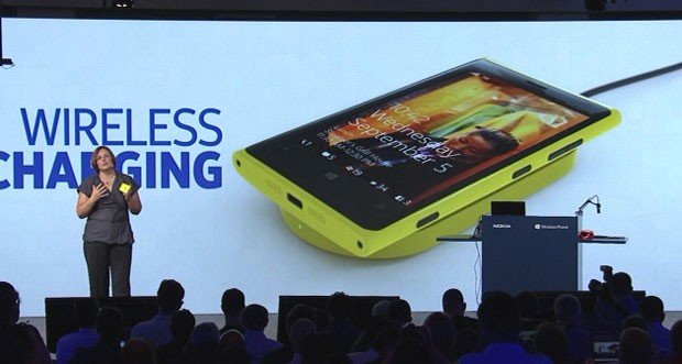 Jo Harlow, vice-presidente da Nokia, mostra o novo Lumia 920 (Foto: Reprodução) Jo Harlow, vice-presidente da Nokia, mostra o novo Lumia 920 (Foto: Reprodução)