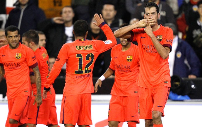 Busquets comemora gol do Barcelona contra o Valencia (Foto: Agência AP )