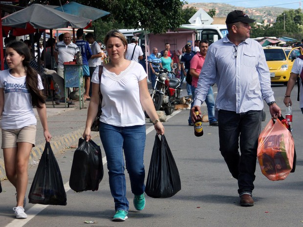 Venezuelanos compram alimentos e remédio na Colômbia neste domingo (10); fronteira foi aberta por 12 horas (Foto: Manuel Hernandez/Reuters)