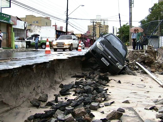 Veículos cairam em buracos com força das águas do temporal desta sexta-feira (22). (Foto: TV Verdes Mares / Reprodução)