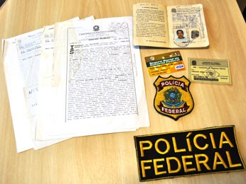 Documentos apreendidos com falsária que tentava sacar benefício de falecida (Foto: Divulgação / PF)