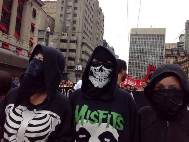 THEATRO MUNICIPAL: mascarados caminham em protesto na região central de SP. (Foto: Victor Moriyama/G1)