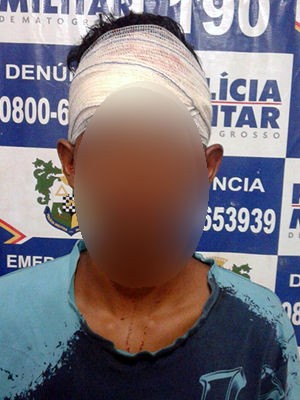 Suspeito de 15 anos tentou entrar pelo portão e ficou preso (Foto: Divulgação/PM) Suspeito de 15 anos tentou entrar pelo portão e ficou preso (Foto: Divulgação/PM)