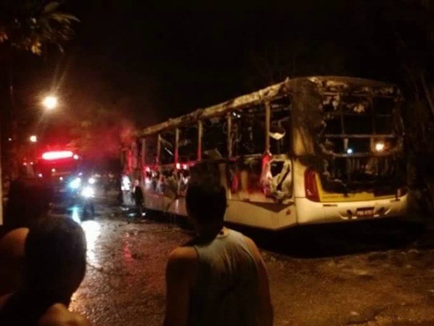 Equipes do Corpo de Bombeiros foram acionadas, mas ao chegarem ao local já encontraram o veículo completamente destruído (Foto: Foto: Arquivo Pessoal)