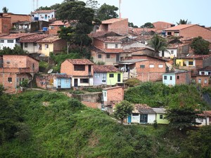 Economista aponta que a solução definitiva para a pobreza, como a enfrentada pela população nas grotas e favelas de Maceió, está na qualificação e no encaminhamento para o mercado de trabalho. (Foto: Jonathan Lins/G1)