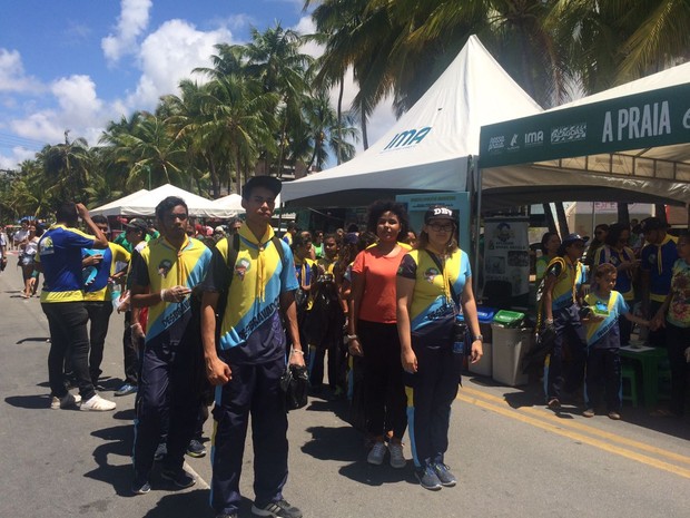 Grupo de escoteiros Desbravadores participou das atividades na orla de Maceió (Foto: Carolina Sanches/G1) Grupo de escoteiros Desbravadores participou das atividades na orla de Maceió (Foto: Carolina Sanches/G1)