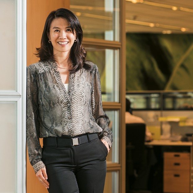 EQUILÍBRIO Cristhia Itano, tesoureira da Alcoa. Ela engravidou duas vezes na empresa, avançou na carreira e passa mais tempo com as crianças   (Foto: Ricardo Corrêa/ÉPOCA)