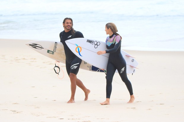Isabella Santoni surfa com namorado em praia na Zona Sul do Rio   (Foto: Fabricio Pioyani/AgNews)