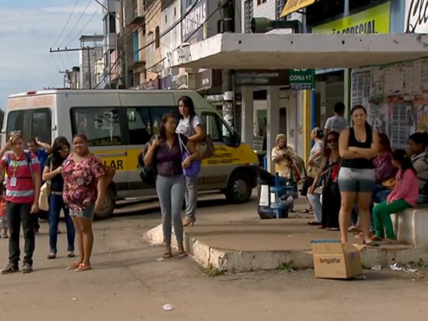 Passageiros esperam ônibus em parada do Paranoá, na manhã desta segunda (9) (Foto: TV Globo/Reprodução)