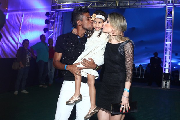 Leo Moura e a mulher Camila beijam a filha (Foto: RAPHAEL MESQUITA / FOTO RIO NEWS)